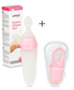 Op de voorgrond een foto van de fruitspeen in het roze in een plastic verpakkingsdoos. in het midden van de foto een  siliconen lepel in het roze die rechtop staat. Op de achtergrond de verpakkingsdoos van de siliconen lepel in het roze.
