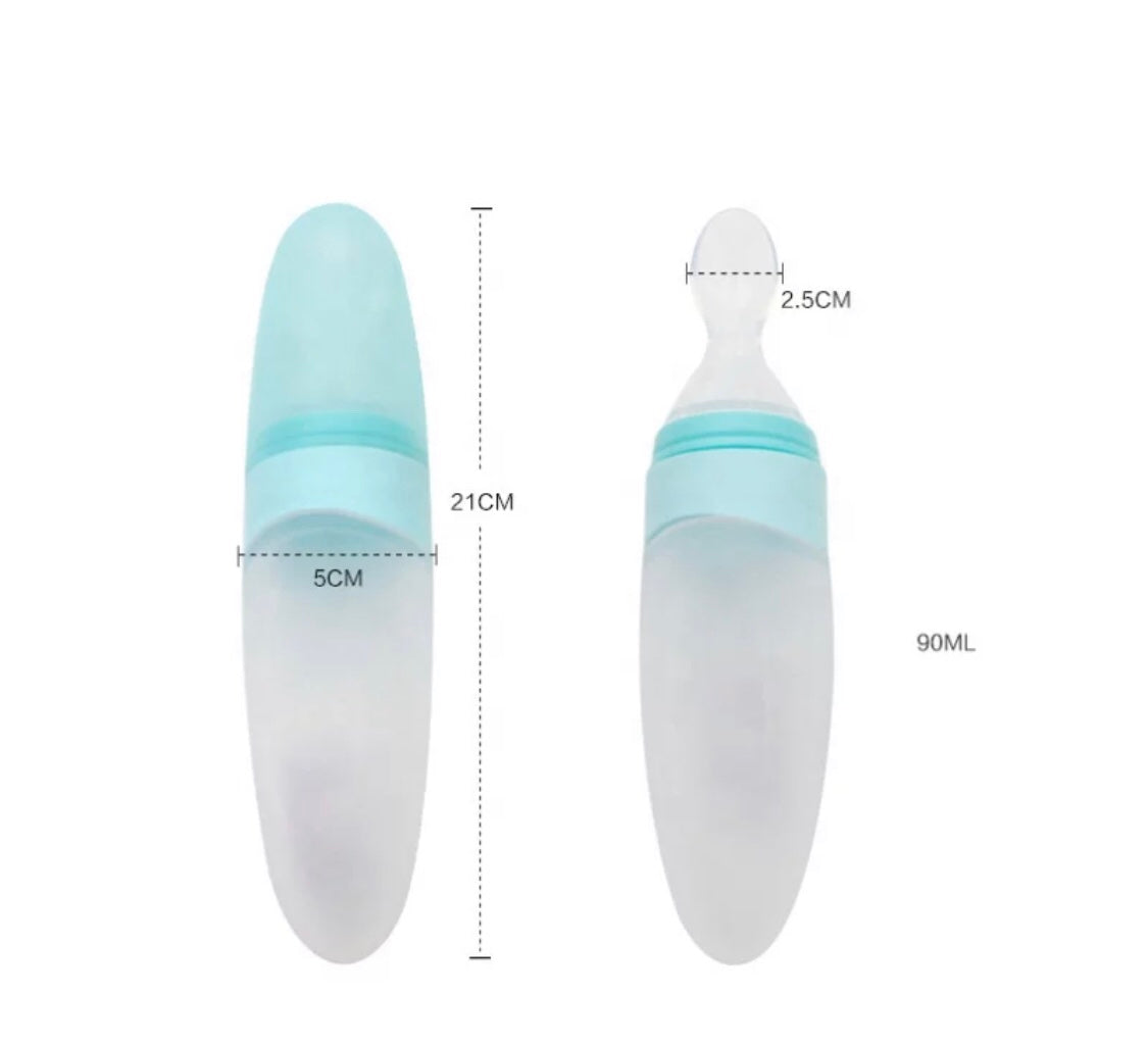Een groene siliconen lepel met de afmetingen. De lengte van de lepel is 21 cm, de breedte is 5 cm. De breedte van het lepelgedeelte is 2,5 cm en er kan een inhoud van 90ml in de lepel.