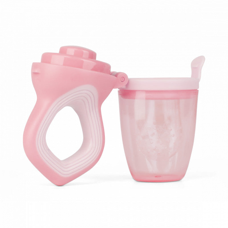 Een foto van de roze fruitspeen, deze staat recht op, opengeklapt.